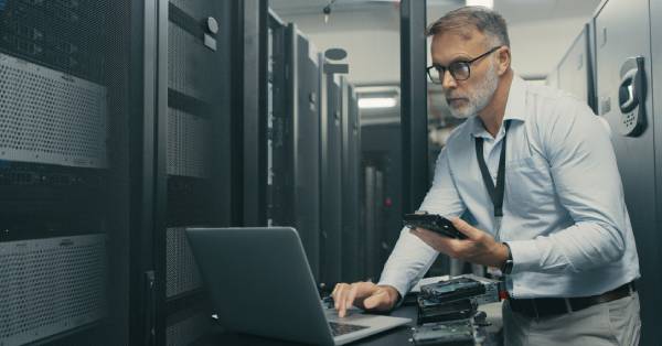 A man performing data center migration to the Azure cloud - featured image.